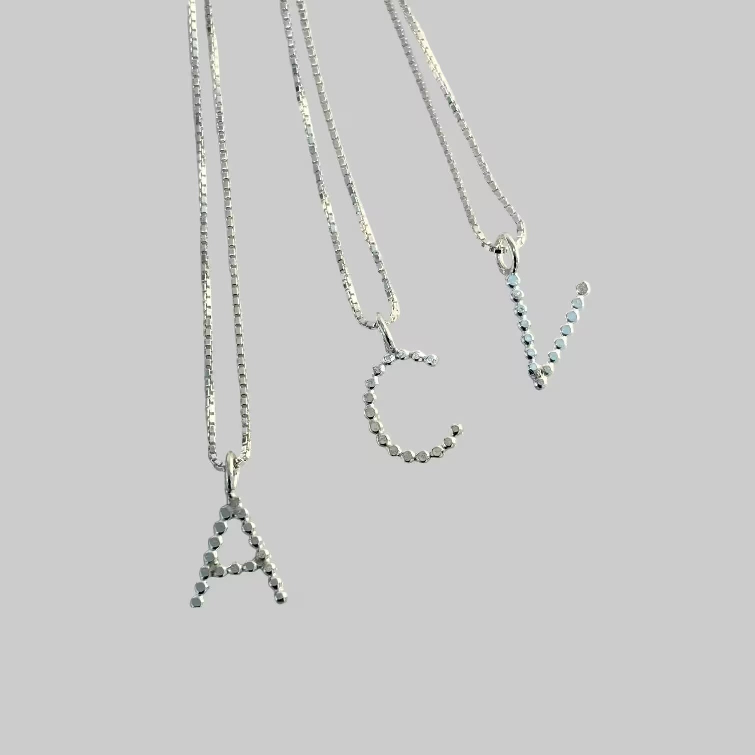 handgjord bokstav i silver med härlig levande finish