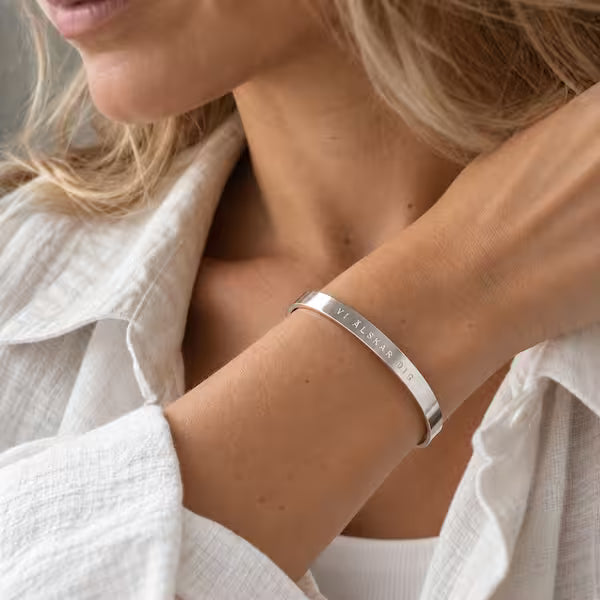 Classic Cuff namnarmband - stilrent silverarmband med namn & gravyr