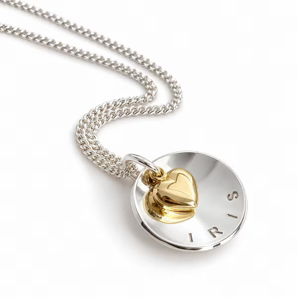 Personligt Coin namnhalsband i silver med handstansad gravyr och guldhjärta