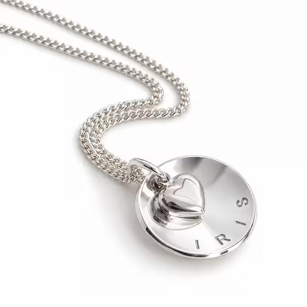 Personligt Coin namnhalsband i 925 silver med handstansad gravyr och silverhjärta