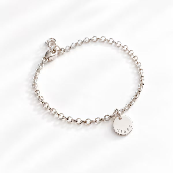 Coin namnarmband i silver – personligt armband med namnbrickor