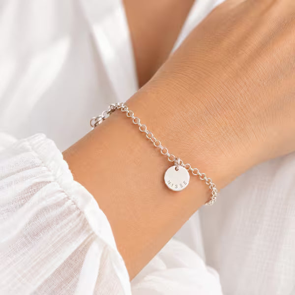 Coin namnarmband i silver – personligt armband med namnbrickor
