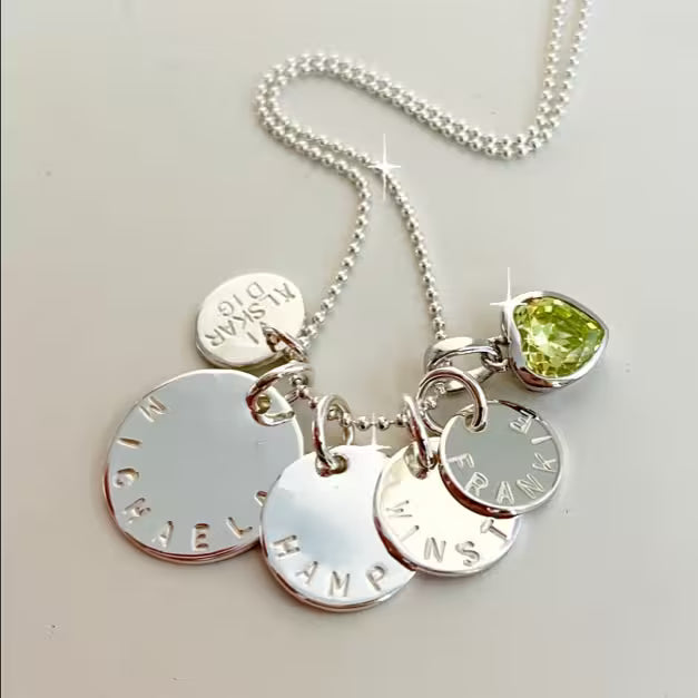 coin namnhalsband - ett halsband med namn på runda berlocker. handgjort smycken i äkta silver av silversmed Amanda Egilson Namnsmycken.com