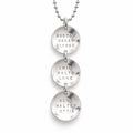 Coin på rad, halsband med runda namnbrickor och personlig gravyr av namn eller egen text