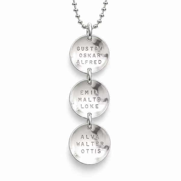 Coin på rad, halsband med runda namnbrickor och personlig gravyr av namn eller egen text