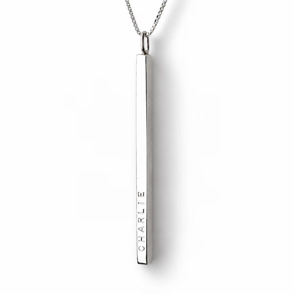 Elegance namnstav – personligt halsband med gravyr på 4 sidor