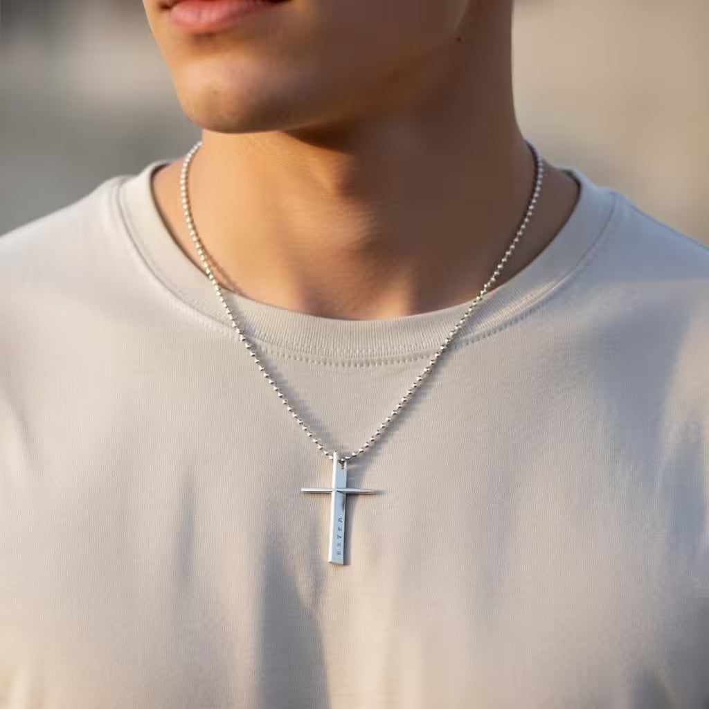 Tredimensionellt 3D-kors i äkta silver med gravyr av namn eller ord. Perfekt konfirmationspresent 