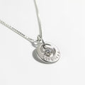 liten och snyggt halsband i äkta silver med ringformad namnbricka och en diamant i mitten. Namngravyr ingår