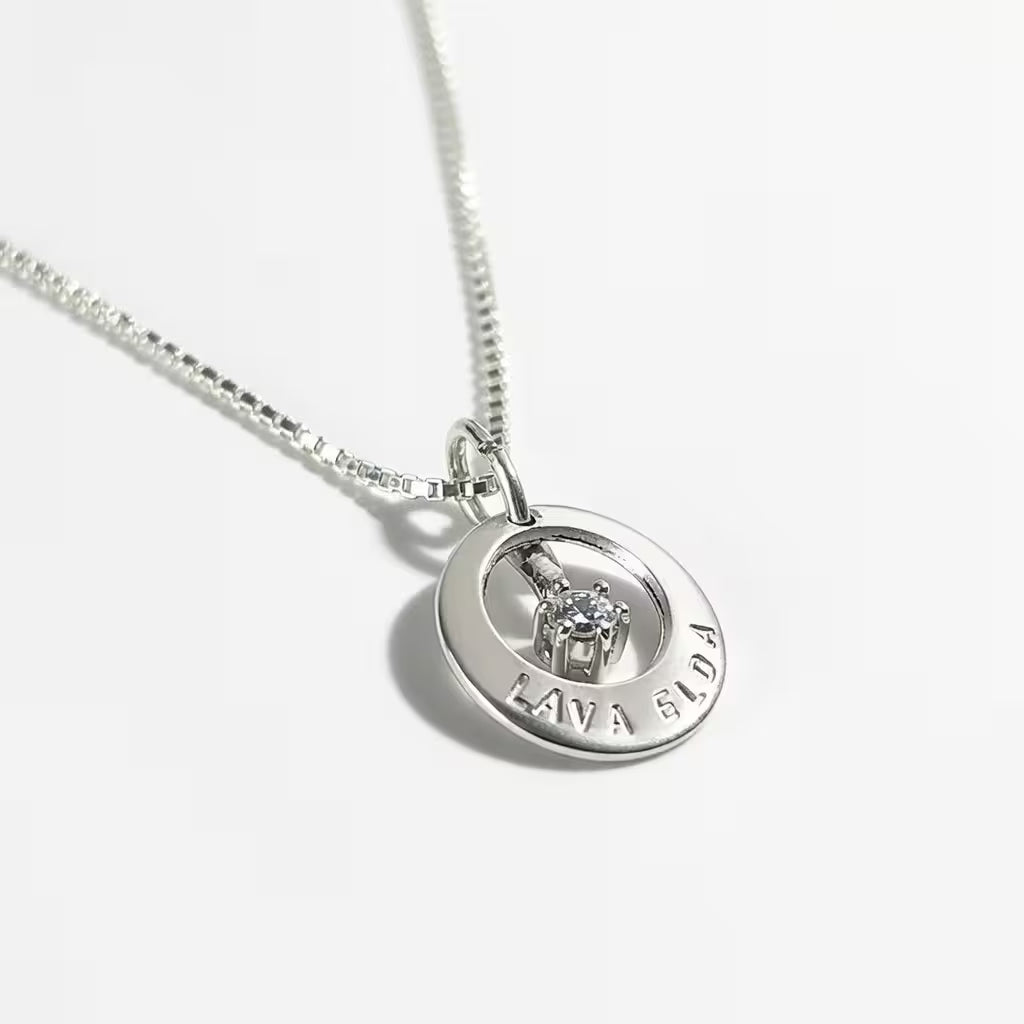 liten och snyggt halsband i äkta silver med ringformad namnbricka och en diamant i mitten. Namngravyr ingår