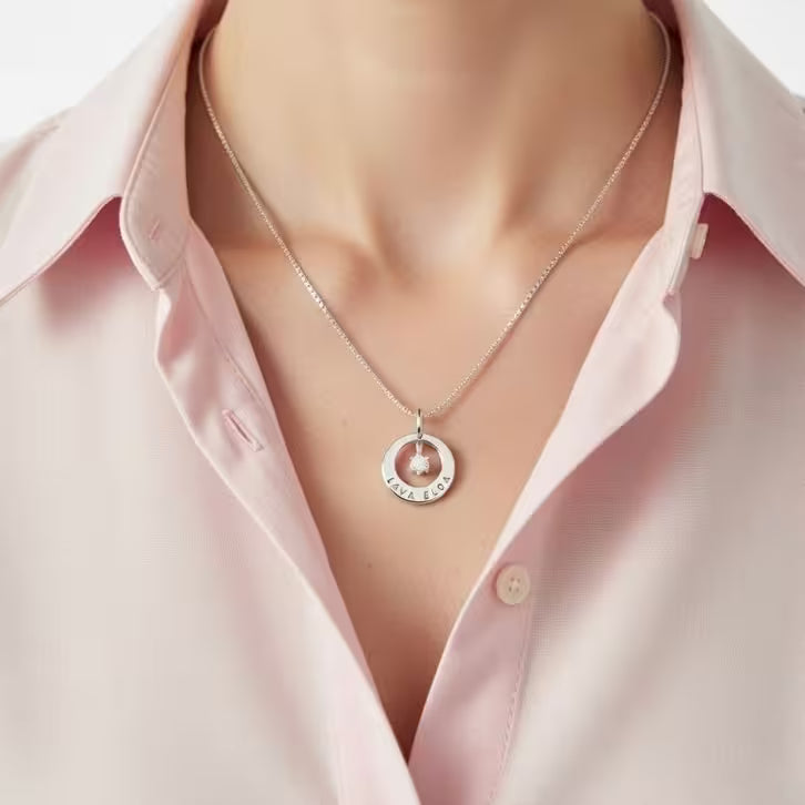 liten och snyggt halsband i äkta silver med ringformad namnbricka och en diamant i mitten. Namngravyr ingår