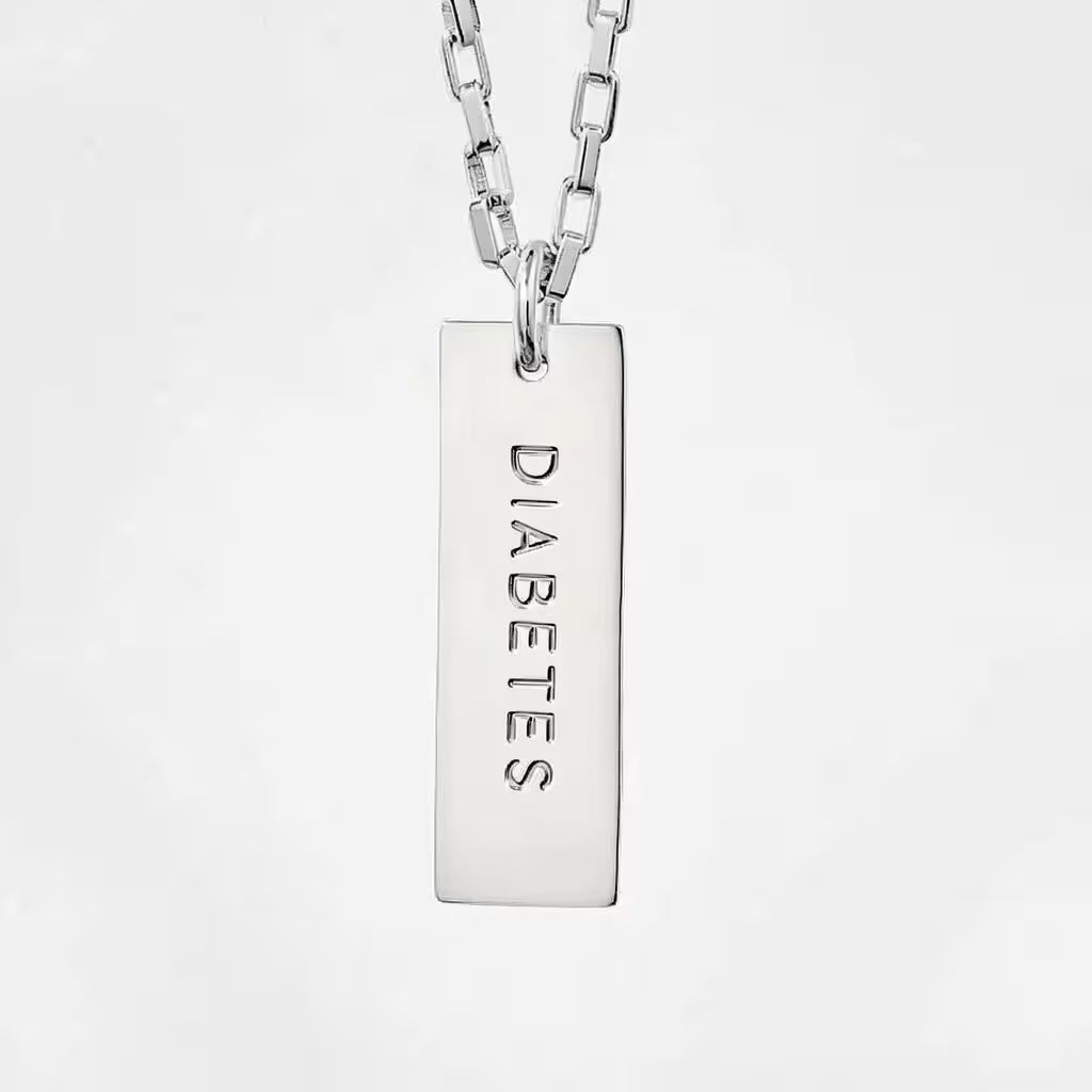 stilrent diabeteshalsband i äkta silver med telefonnummer och instruktioner