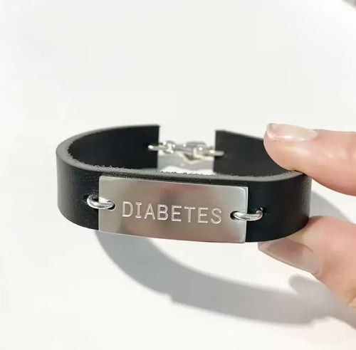 diabetesarmband läderrem och med namnbricka i äkta silver. handgravyr