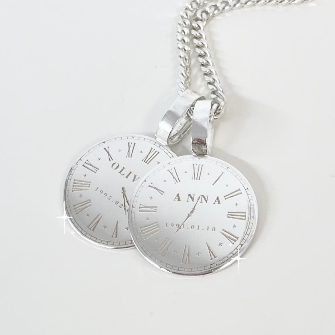 Födelseklocka med gravyr som visar när barnet föddes