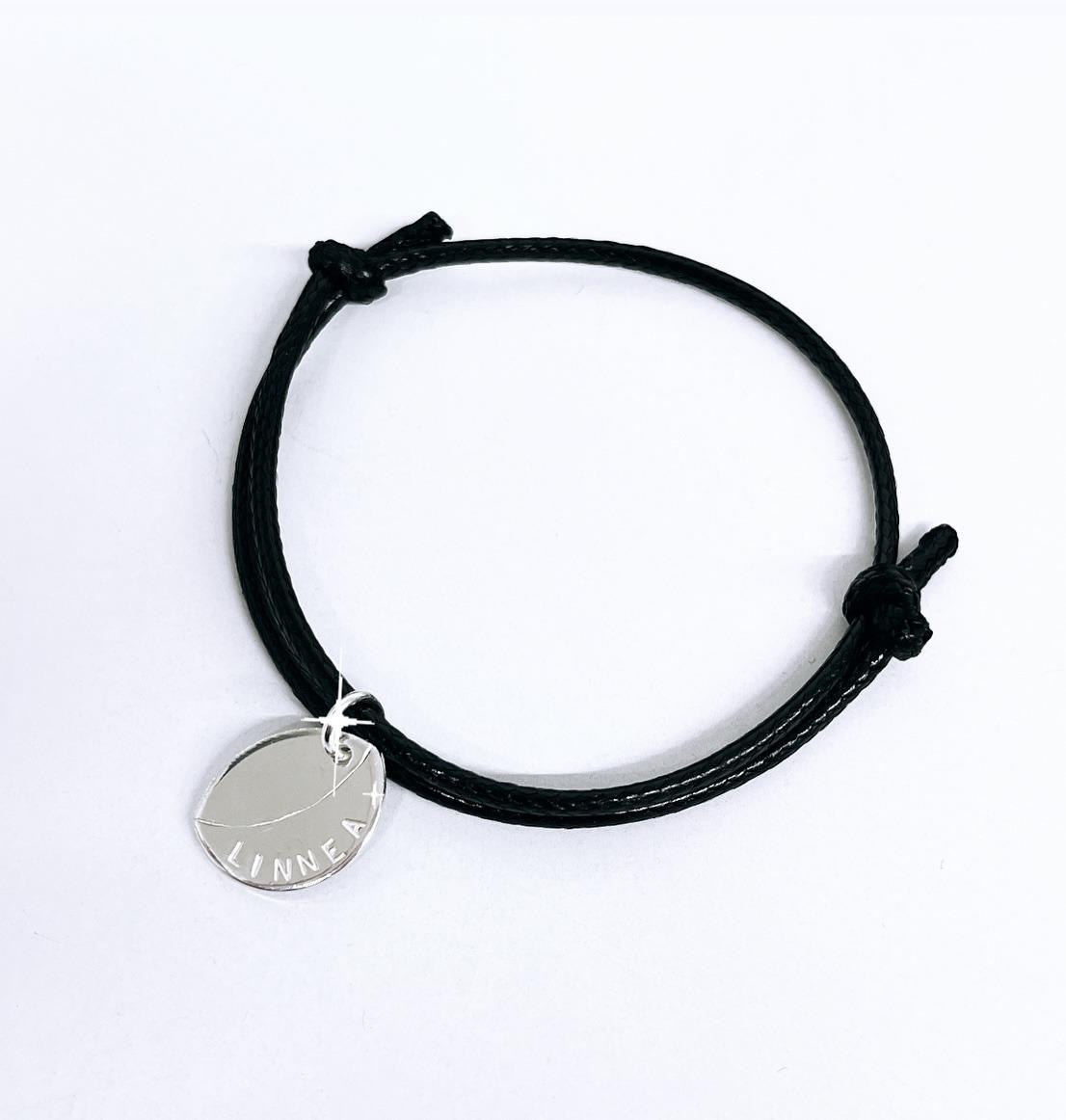 Justerbart läderarmband med kaffeböna och gravyr -  You´re the bean in my espresso - namnarmband