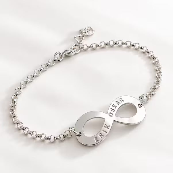 Infinityarmband med namn i silver – personligt armband med evighetssymbol
