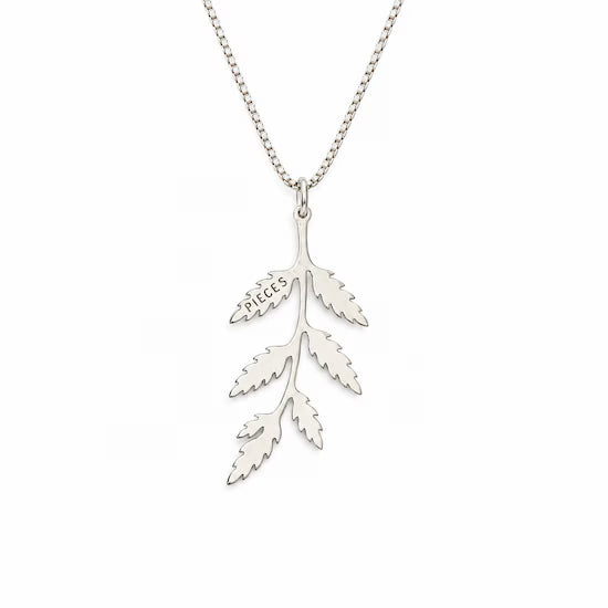 Halsband i silver med gravyr i form av en ormbunke. Signatursmycke för Just little pieces, för självläkning.