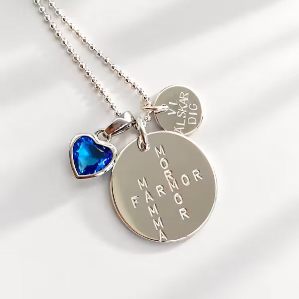 halsband med orden mamma mormor farmor som ett korsord på berlocken. Äkta silver och handgjort av Amanda Egilson i stockholm