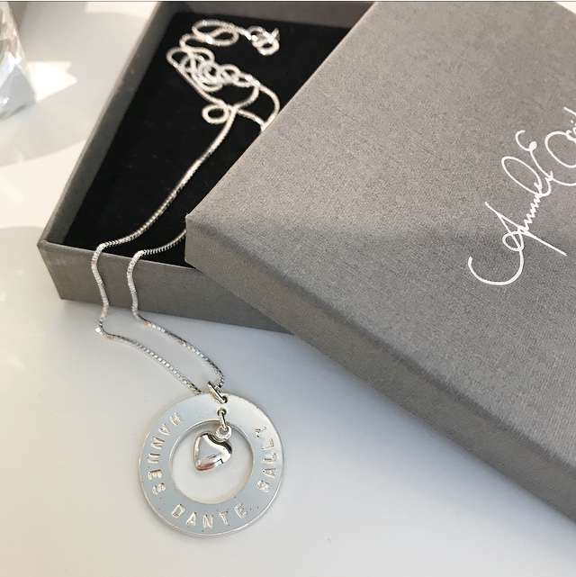 Love namnhalsband med gravyr - med plats för flera namn