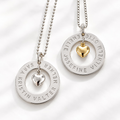 Ringformad namnbricka Love namnhalsband i 925 silver med handstansade namn och hjärtberlock i silver eller guld
