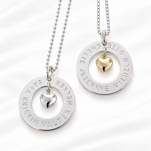 Namnhalsband med ringformad namnbricka och flera namn instansade på smycket i äkta silver, handgjort i stockholm