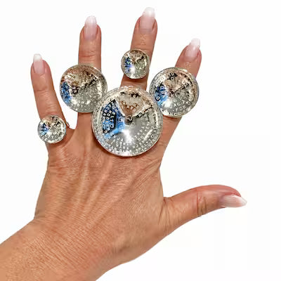 Modell bär Montecarlo-halsband i äkta silver med personlig gravyr