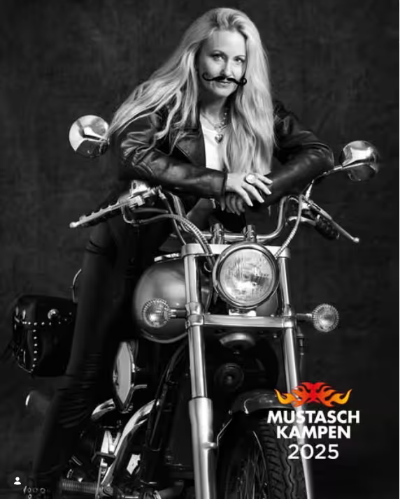 Amanda Egilson Hallgren med sin motorcykel som ambassadör för Mustaschkampen 2025