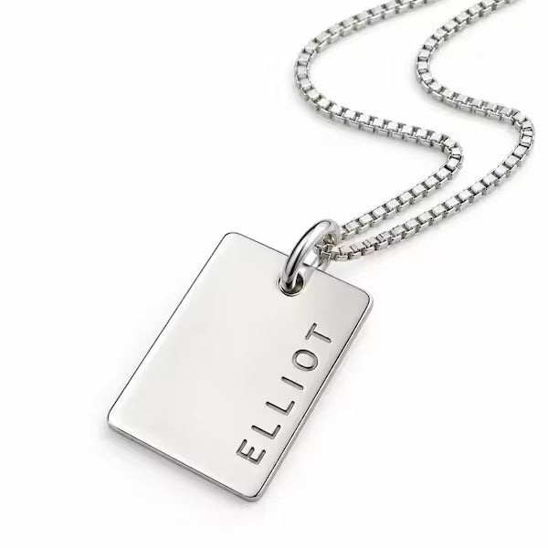 Namnhalsband med liten graverad namnbricka, personligt halsband med namn eller egen text som tex doppresent