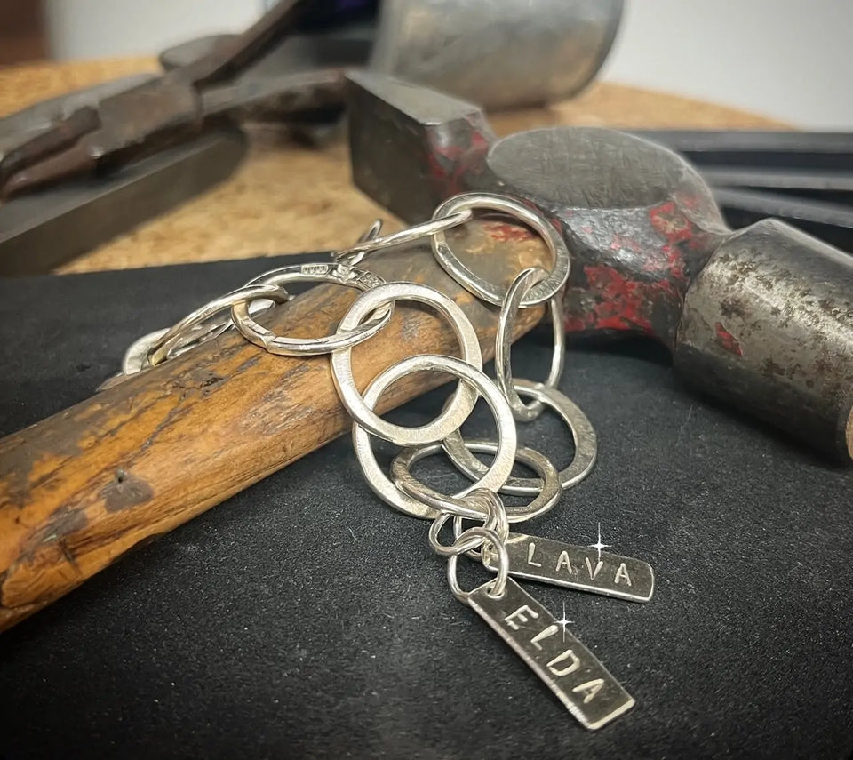 amanda egilsons första namnarmband som ledde till att hon startade företaget Namnsmycken.com