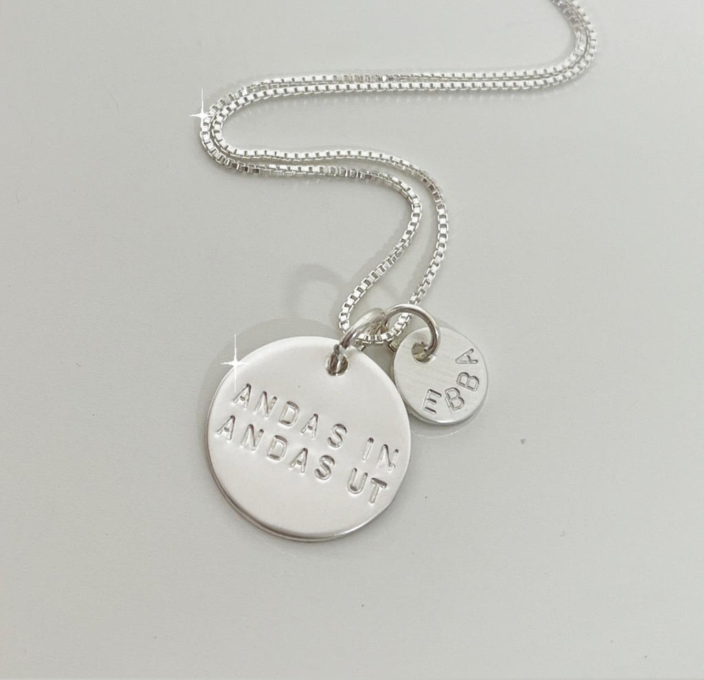 Andas in andas ut halsband i äkta silver med budskapet och en namnbricka som är handgjord