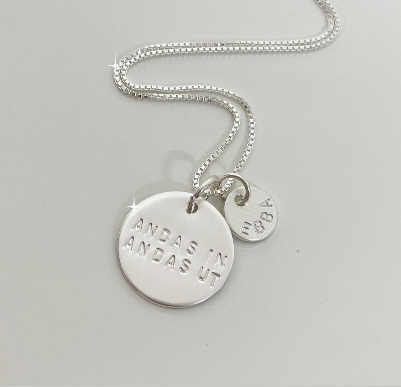 Andas in andas ut halsband i äkta silver med budskapet och en namnbricka som är handgjord