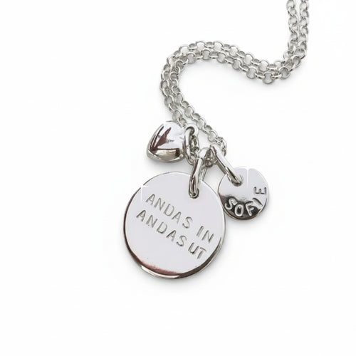 Andas in andas ut halsband med handgjorda runda berlocker med egen text
