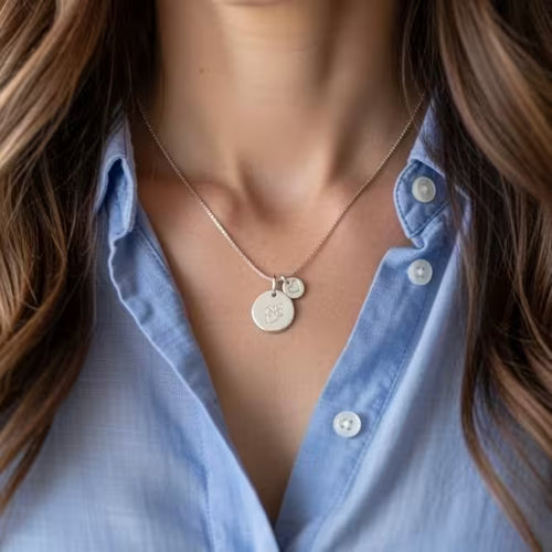 änglabarn minnessmycke halsband med berlock med en ängel och namnbricka 