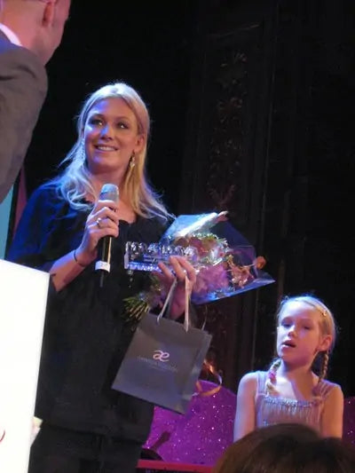 Årets Mama 2009 Jessica Andersson med smycken från Namnsmycken.com 
