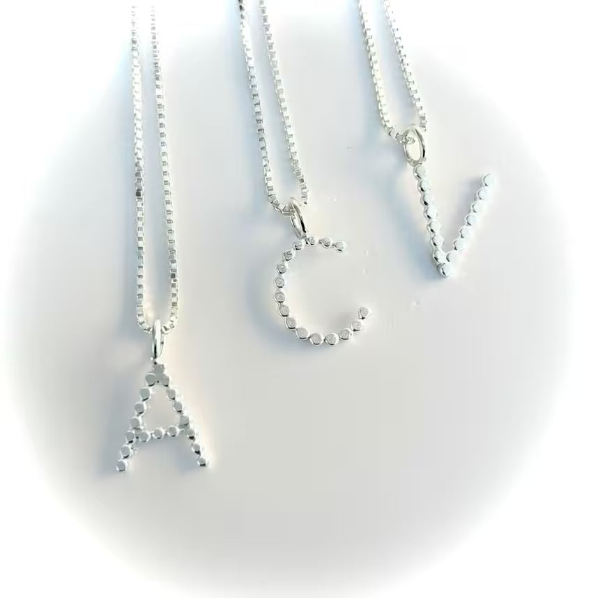 handgjord bokstav i äkta silver med snygg lyster och många facetter, snygg till ett halsband