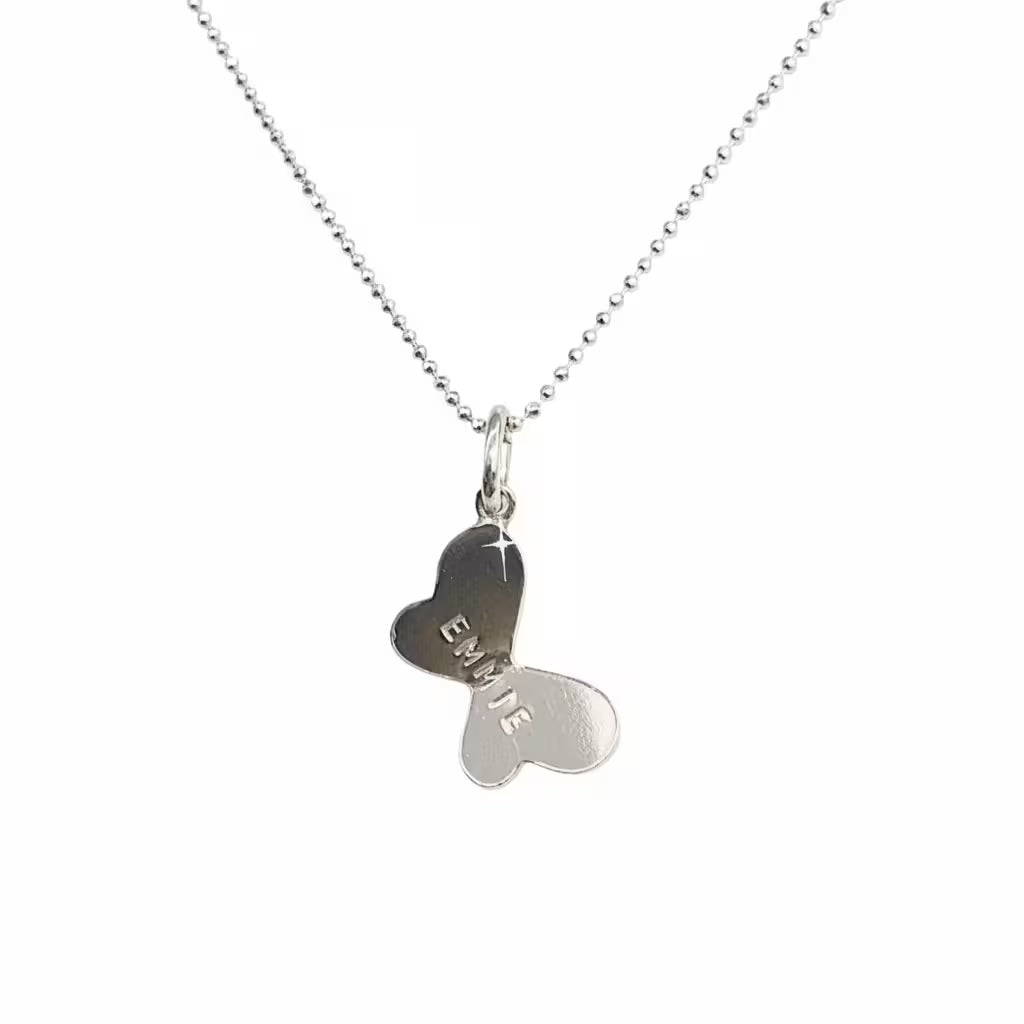 halsband i äkta silver med en fjärilsformad namnbricka med plats för gravyr av namn eller ord