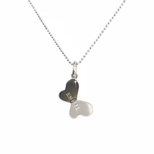 halsband i äkta silver med en fjärilsformad namnbricka med plats för gravyr av namn eller ord