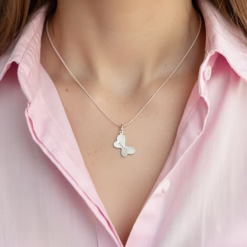 halsband i äkta silver med en fjärilsformad namnbricka med plats för gravyr av namn eller ord