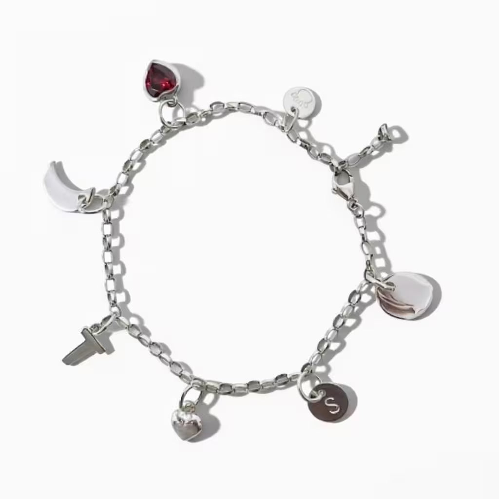 armband med charms berlocker i äkta silver, tex månadssten, namnbricka eller hjärta. flera olika att välja mellan.