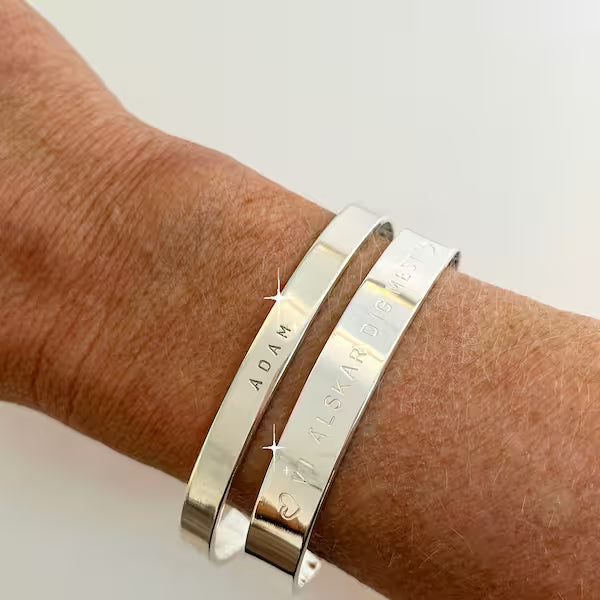 Classic Cuff – stelt silverarmband med personlig gravyr