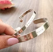 Classic Cuff namnarmband - stilrent silverarmband med namn & gravyr