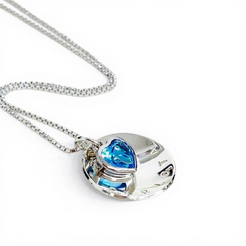 Halsband med namn & månadssten som födelsedagspresent, doppresent & namngivningspresent