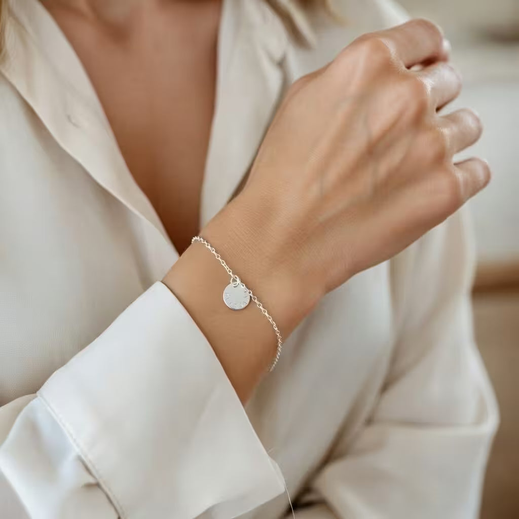 personligt silverarmband med rund namnbricka och gravyr