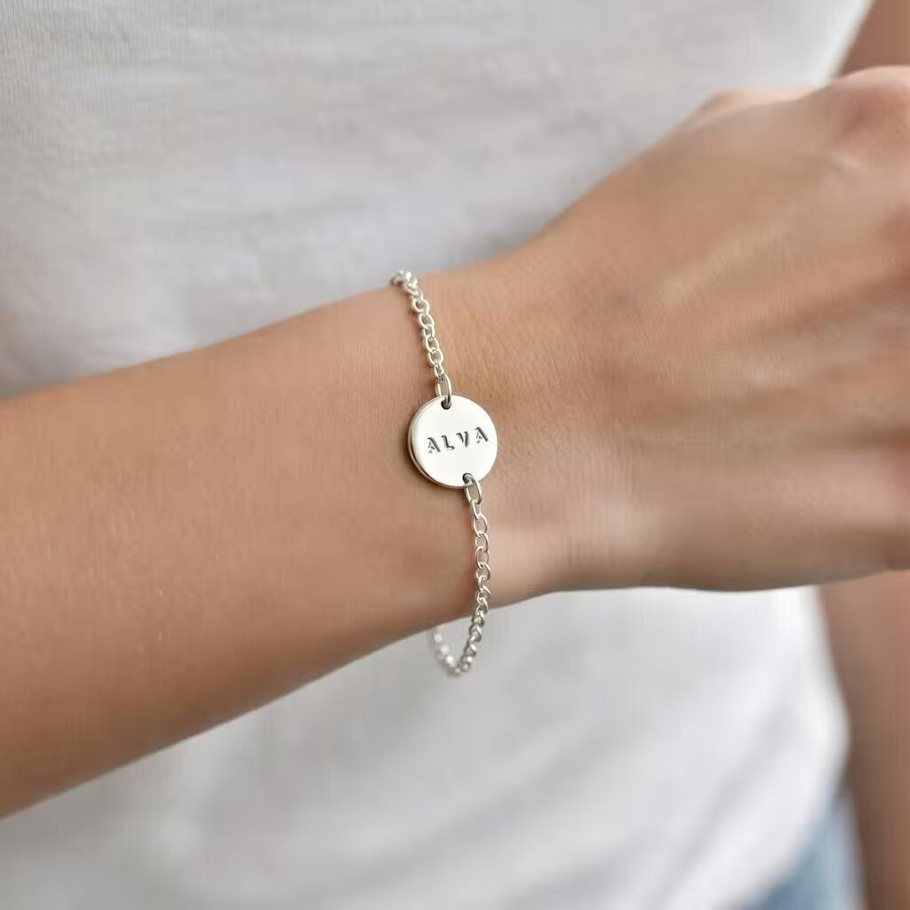 personligt silverarmband med rund namnbricka och gravyr