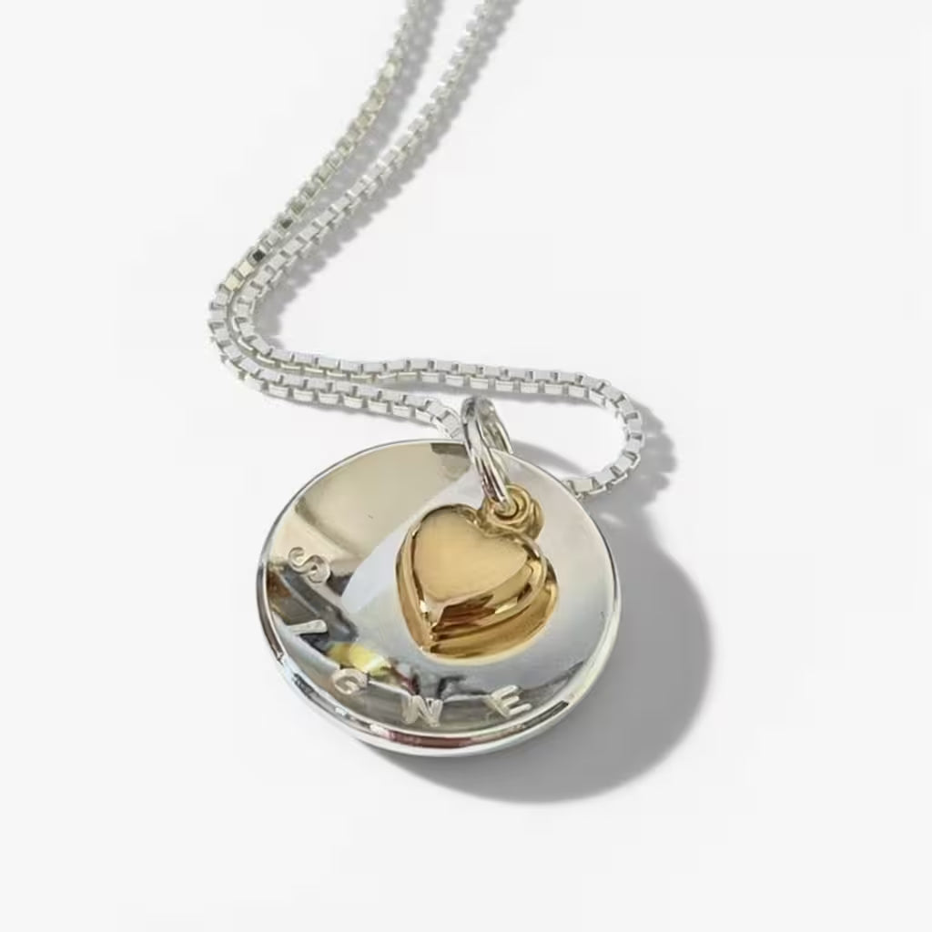 Vackert namnhalsband i äkta silver med namn gravyr och hjärta i 18K guld. Perfekt som doppresent eller födelsedagspresent. Handgjort av silversmed Amanda Egilson, Stockholm, Namnsmycken.com