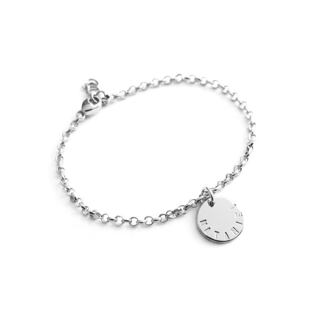personligt silverarmband med rund namnbricka och gravyr