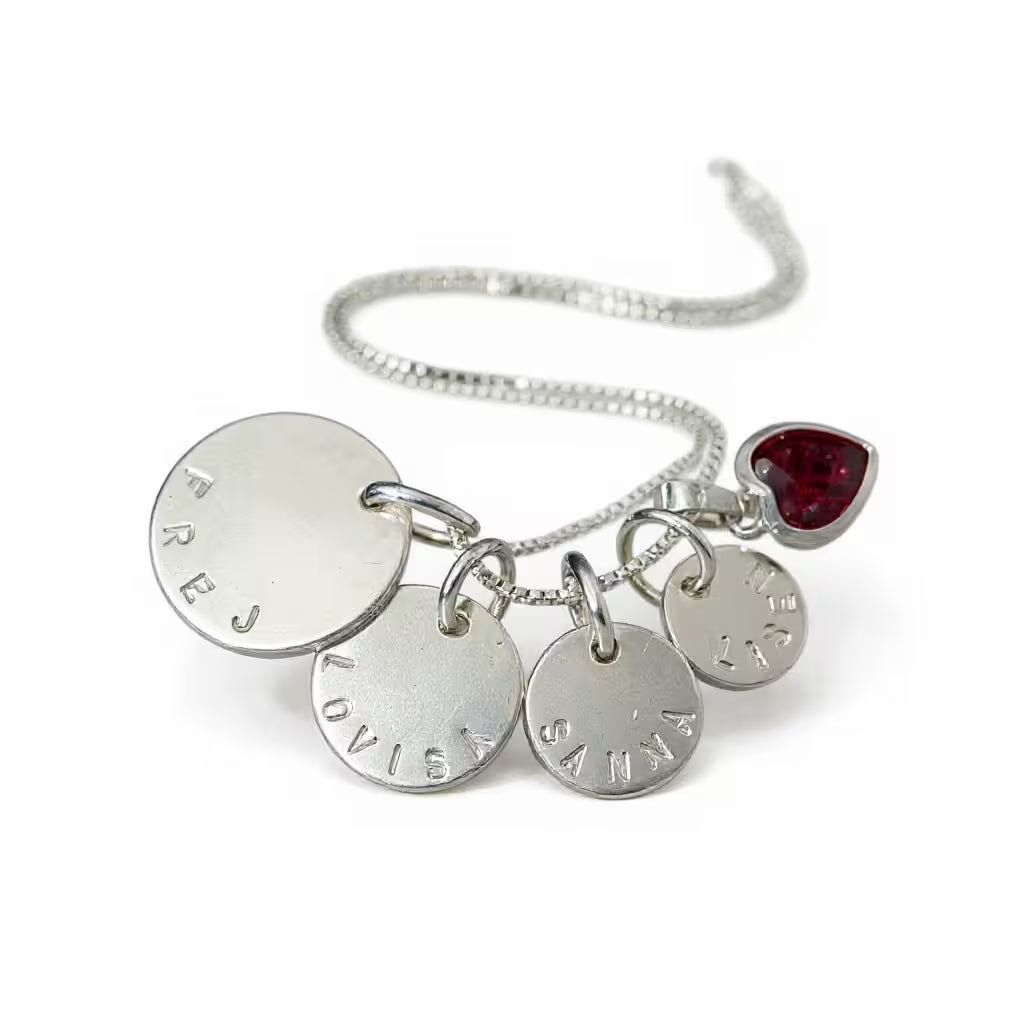 coin namnhalsband - ett halsband med namn på runda berlocker. handgjort smycken i äkta silver av silversmed Amanda Egilson Namnsmycken.com