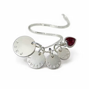 coin namnhalsband med r unda namnbrickor med ett namn på varje rund bricka. En hjärtformad månadssten för januari (röd) samt en snygg kedja i äkta silver. 