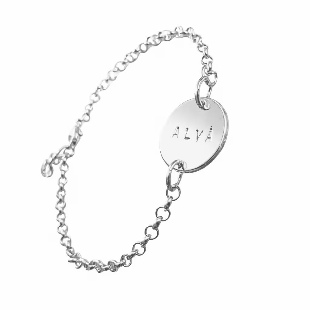 personligt silverarmband med rund namnbricka och gravyr