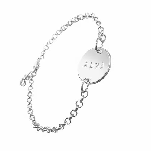 personligt silverarmband med rund namnbricka och gravyr