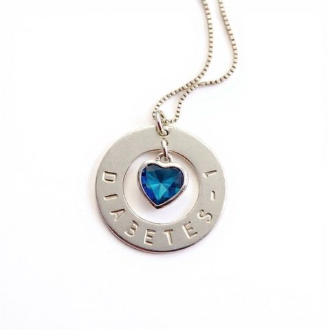 Diabeteshalsband med rund textbricka i äkta silver och handstansad personlig gravyr. Handgjord i stockholm. 